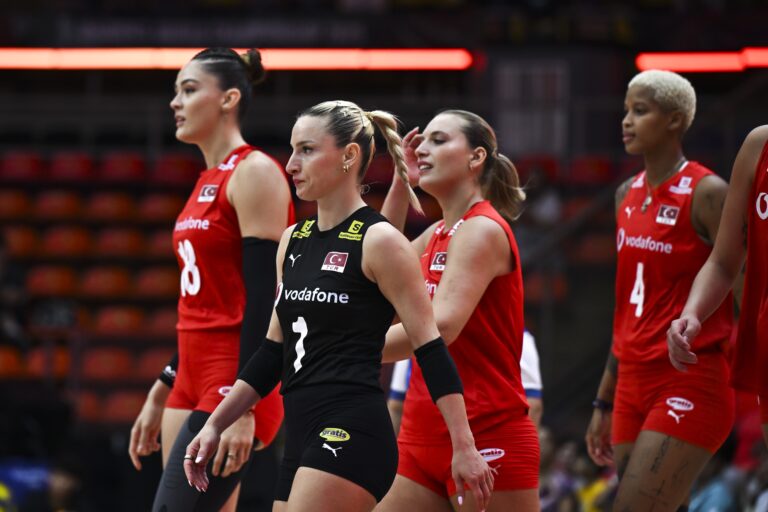 İletişim Başkanı Burhanettin Duran, “Filenin Sultanları”nı tebrik etti