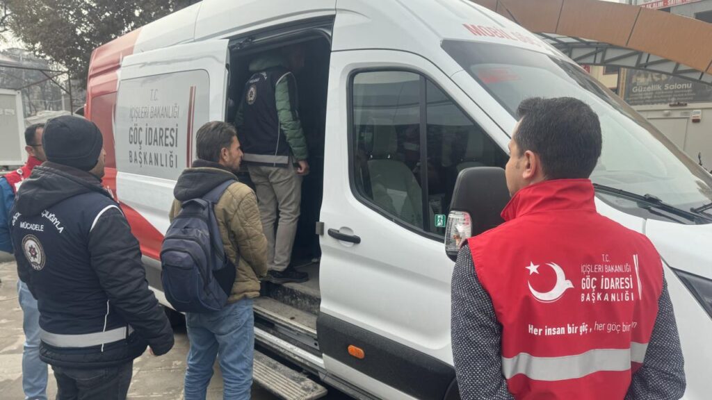 Göç İdaresi Başkanlığının yürüttüğü çalışmalar sonucunda, Mobil Göç Noktası araçlarının sayısı bu yıl itibarıyla 375’e çıkarıldı.