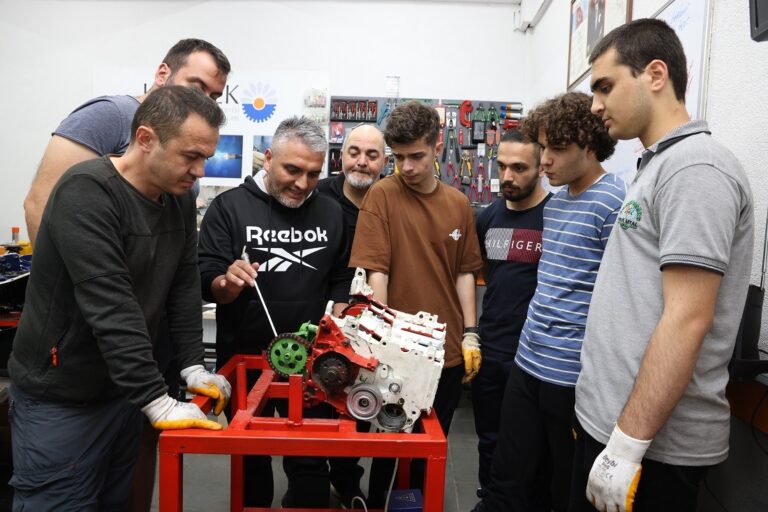 Kocaeli Büyükşehir Belediyesi Meslek ve Sanat Eğitimi Kurslarıyla (KO-MEK), aranan eleman oluyor