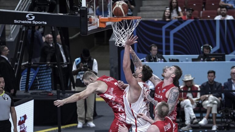 2025 Avrupa Basketbol Şampiyonası çeyrek final maçında Polonya’yı 91-77 yenen 12 dev adam, yarı finale yükseldi.