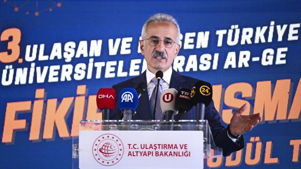 Bakan Uraloğlu, “3. Ulaşan ve Erişen Türkiye 2025 AR-GE Proje Fikir Yarışması Ödül Töreni”nde konuştu…