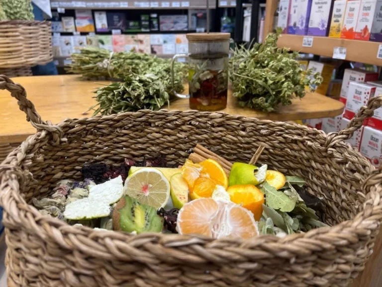 Evde tüketilen meyvelerin kabukları da bitki çaylarının karışımları sırasında bağışıklık sistemine destek sağlanabiliniyor…