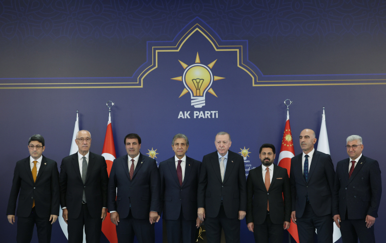 Cumhurbaşkanı Erdoğan, AK Parti’ye geçen 7 belediye başkanına partisinin rozetini taktı…