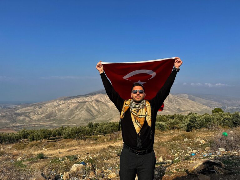 Gökçe Medya Genel Koordinatörü Mustafa Talha Cabadak, Golan Tepelerine Türk Bayrağını Dikti…