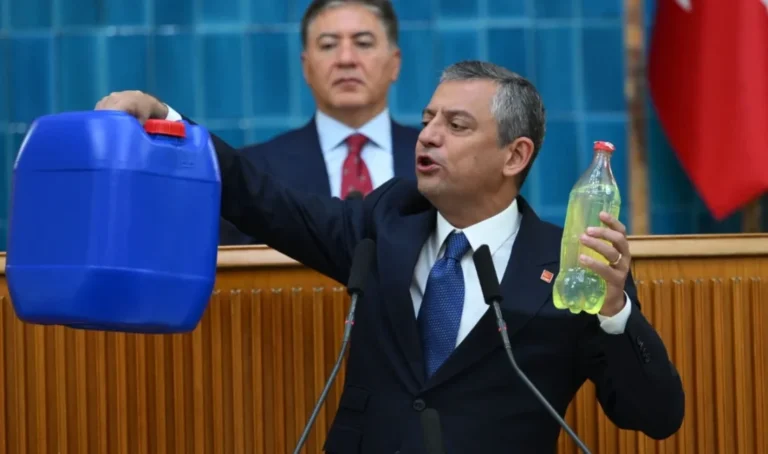 Cumhurbaşkanı Erdoğan CHP Genel Başkanı Özel’e, “Yüreğin yetiyorsa şimdi de su bidonuyla kürsüye çıksana”