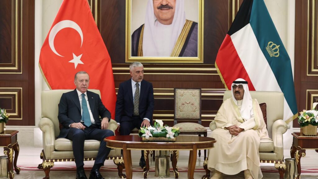 Cumhurbaşkanı Recep Tayyip Erdoğan ve Kuveyt Emiri Şeyh Meşal el-Ahmed el-Cabir es-Sabah’ın huzurunda iki ülke arasında 4 anlaşma imzalandı.