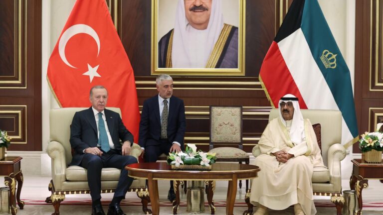 Cumhurbaşkanı Recep Tayyip Erdoğan ve Kuveyt Emiri Şeyh Meşal el-Ahmed el-Cabir es-Sabah’ın huzurunda iki ülke arasında 4 anlaşma imzalandı.