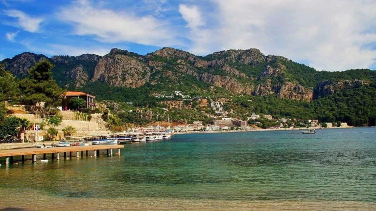 İçmeler Marmaris’in ve Dilek Yarımadası’nın adını parlatan o sakin mavi, dalgası nazik kumu ince günü uzatan bir huzur.