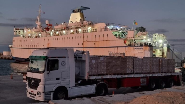 Türkiye’nin 17. “İyilik Gemisi”nden indirilen insani yardım malzemelerinin bir kısmını taşıyan 25 tır, Refah Sınır Kapısı’na doğru yola çıktı.