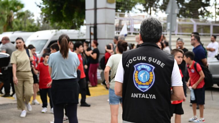 Antalya Emniyet Müdürlüğü, “Güvenli Okullar” projesi kapsamında kent merkezindeki her okula bir polis görevlendirdi…
