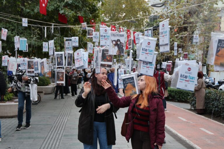 Kocaeli’de gelenek bozulmadı,  kitaplar yine ilk ağaçlarda açtı!