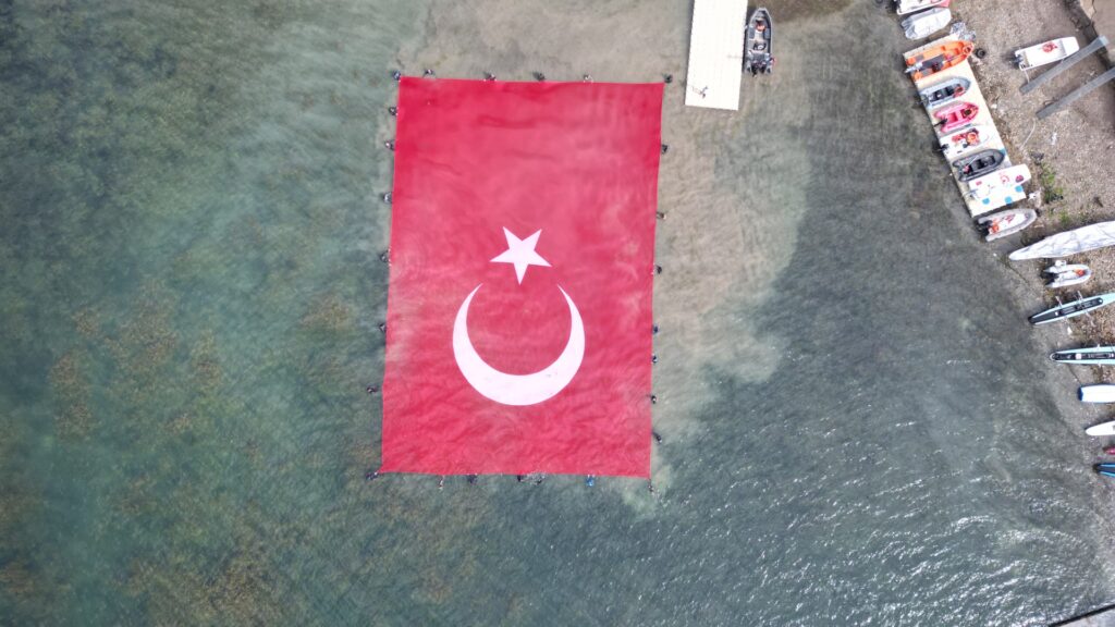 Sapanca Gölü’nde Açılan En Büyük Türk Bayrağı!