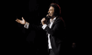 Türk Halk Müziği sanatçısı Mahsun Kırmızıgül Moskova’yı büyüledi