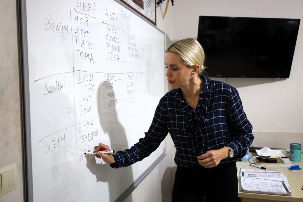 KO-MEK’te öğrenciydi, şimdi Rusça usta öğreticisi oldu; Ukrayna’dan Kocaeli’ye uzanan başarı hikâyesi