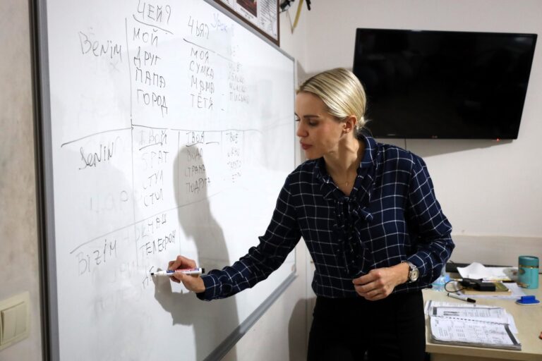 KO-MEK’te öğrenciydi, şimdi Rusça usta öğreticisi oldu; Ukrayna’dan Kocaeli’ye uzanan başarı hikâyesi