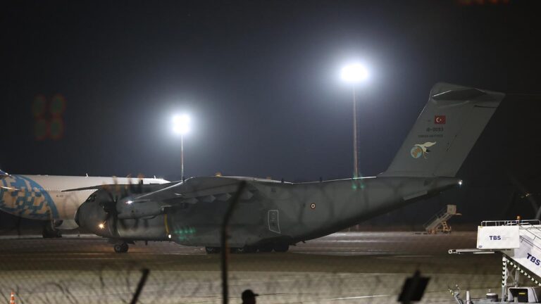 Gürcistan-Azerbaycan sınırında düşen “C130” tipi askeri kargo uçağında şehit olan askerlerin naaşları Ankara’ya getirildi…