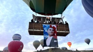 Kapadokya’da balon sepetlerine, “10 Kasım Atatürk’ü Anma Günü”nde Türk bayrakları ve Atatürk posterleri asıldı.