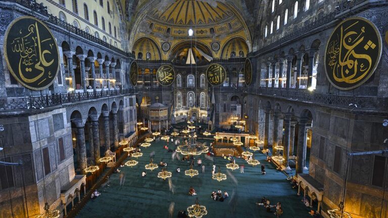 Ayasofya’nın restorasyonunda “zeminin tahrip edildiği” iddialarına yalanlama