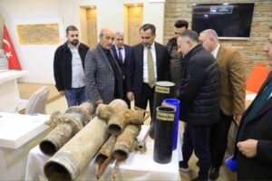 Elazığ Belediye Başkanı Şahin Şerifoğu, Meclis toplantısına eski ve yeni içme suyu borularını getirdi…