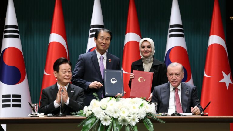 Cumhurbaşkanı Recep Tayyip Erdoğan ve Güney Kore Devlet Başkanı Lee Jae Myung’un huzurunda iki ülke arasında 3 anlaşma imzalandı.