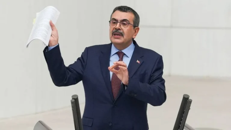 Milli Eğitim Bakanı Yusuf Tekin, “İzmir’in okullarında tuvaletlerde sabun var ama çeşmelerinde su akmıyor”