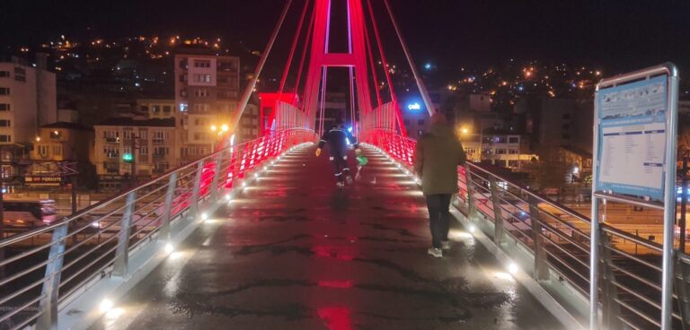 Kocaeli Büyükşehir’den üst geçitlere buzlanma müdahalesi