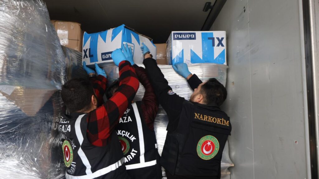 Gümrüklerde piyasa değeri 1 milyar 26 milyon lira olan uyuşturucu madde ele geçirildi