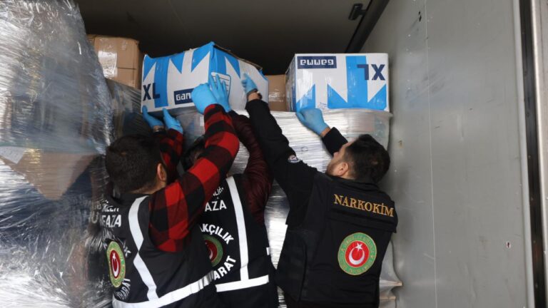 Gümrüklerde piyasa değeri 1 milyar 26 milyon lira olan uyuşturucu madde ele geçirildi