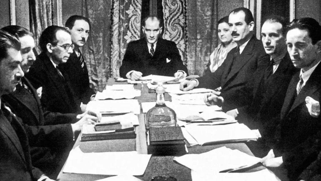 Türkçe düşünür, Türkçe rüya görürüz Türkçe yazar okuruz, ama, Türkçeyi bilmeyen okumuşlarız !!!