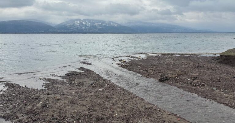 Kocaeli’nde kar ve yağış önce dereleri, sonra Sapanca Gölü’nü güldürdü