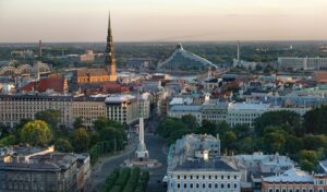 AB Kapısı Letonya’dan Geçiyor: Oturum İzni Almanın Şartları Neler?