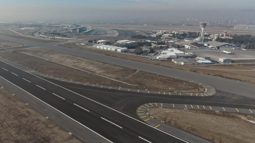 Esenboğa Havalimanı’nda 3. pist ve yeni kule hizmete girdi