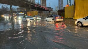 İzmir’de akşam saatlerinde başlayan kuvvetli fırtına ve gök gürültülü sağanak etkili oldu…
