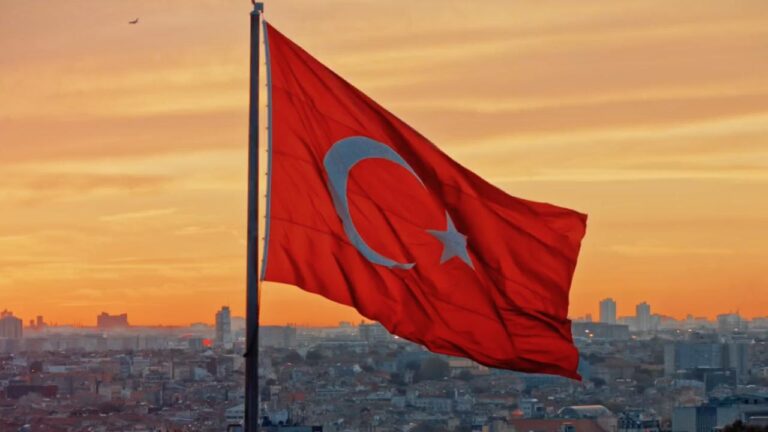 Adalet Bakanı Tunç, “Bayrağımıza yönelik saldırıyla ilgili soruşturmanın devam ettiğini ve 14 kişi gözaltına alındı”