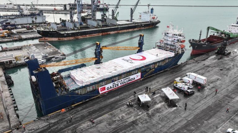 Türk Kızılay’ın Gazze’ye gönderilmek üzere hazırladığı, 20. “İyilik Gemisi”, Mersin’den yola çıktı…