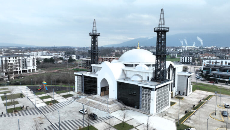 Kocaeli’n Kartepe Kent Meydanı Camii ilk teravihle açılıyor
