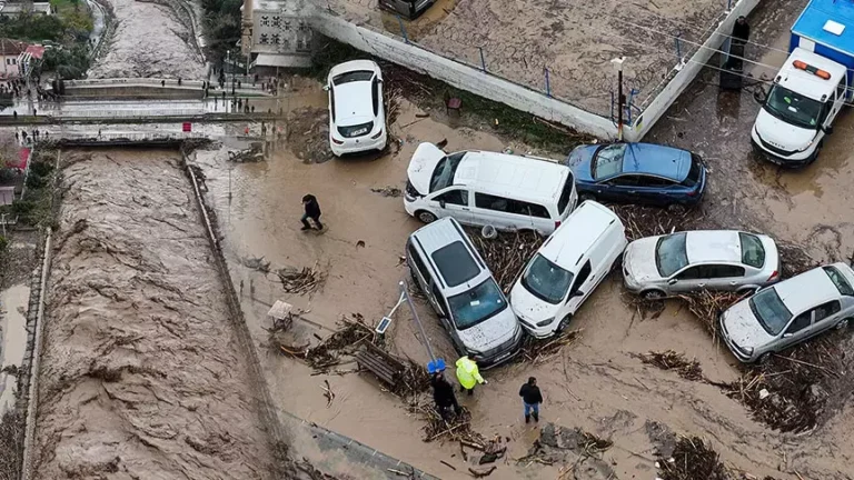 Aile ve Sosyal Hizmetler Bakanlığı’ndan Adana ve Mersin’deki sel mağdurlarına 33,5 milyon lira kaynak