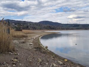 Sapanca Gölü’nde Sular Çekildi:  Balıkların Yüzdüğü Yerde Şimdi Yürüyüş Yapılıyor