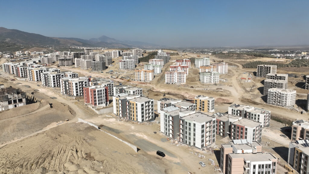 Türkiye’nin 6 Şubat 2023’te depremlerin yol açtığı hasarların giderilmesi ile bölgenin yeniden imarına yönelik çalışmalar sürüyor.