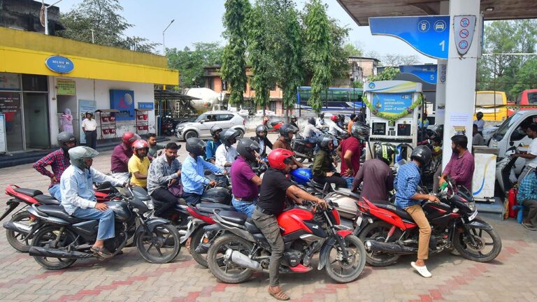 ABD ve İsrail’in İran’a başlattığı savaşın ardından Asya’da günlük yaşamı durma noktasında: Karneyle yakıt dönemi