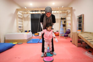 Irak’tan gelen aile, Kocaeli Büyükşehir Belediyesi’nin Gonca Engelsiz Yaşam Merkezi’yle, umuda tutundu