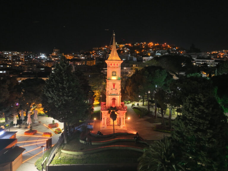 Kocaeli’n tarihi simgesi Saat Kulesi gündüz başka gece başka güzel