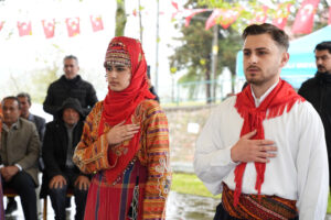 Hıdırellez, İzmit’te yağmurun bereketi ile geldi: Büyükşehir’in ev sahipliği yaptığı şenlikte Hıdırellez kutlandı