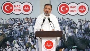 Diyanet İşleri Başkanı Prof. Dr. Safi Arpaguş, hacı adaylarıyla birlikte Arafat’ta vakfe duası yaptı…