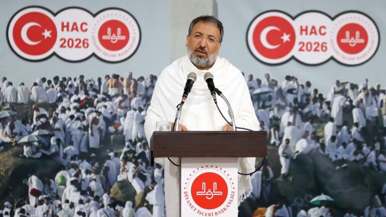 Diyanet İşleri Başkanı Prof. Dr. Safi Arpaguş, hacı adaylarıyla birlikte Arafat’ta vakfe duası yaptı…