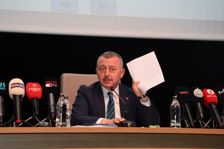 Kocaeli Büyükşehir Belediye Başkanı Büyükakın’dan CHP’li Meclis Üyesi’ne Müdahale!