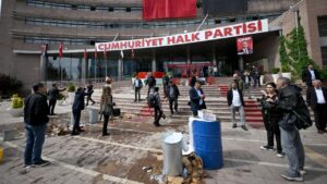UHA / İnternational News Agency: Mutlak butlan kararının ardından CHP Genel Merkezi’nde arbede yaşandı