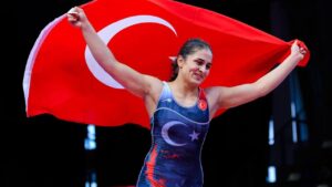 Avrupa Güreş Şampiyonası’nda milli kadın güreşçiler, Türk bayrağını; Kürsünün en üst basamağına taşıdı…