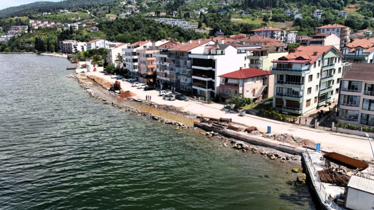 Kocaeli’nin Gölcük Kıyı Şeridi Islah ve Sahil Düzenlemesi Yapılması İşi” kapsamında Ulaşlı sahiline dalga kırıcı set