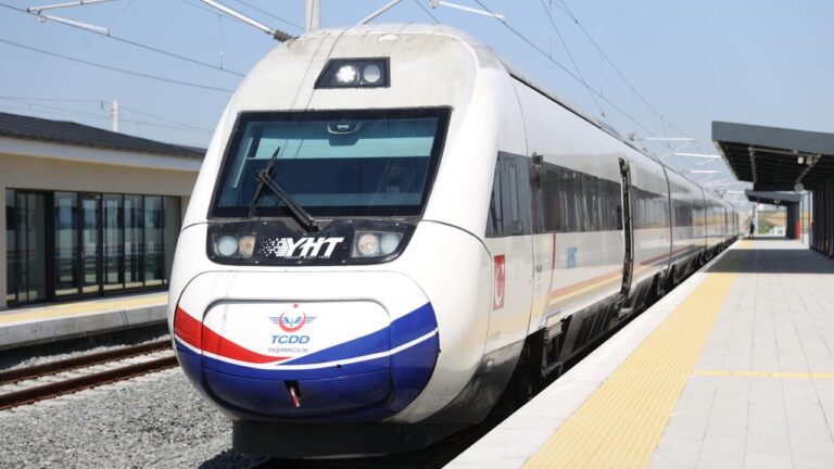 Ulaştırma ve Altyapı Bakanı Uraloğlu, Kırklareli’nin Büyükkarıştıran beldesindeki hızlı tren istasyonunda incelemelerde bulundu.